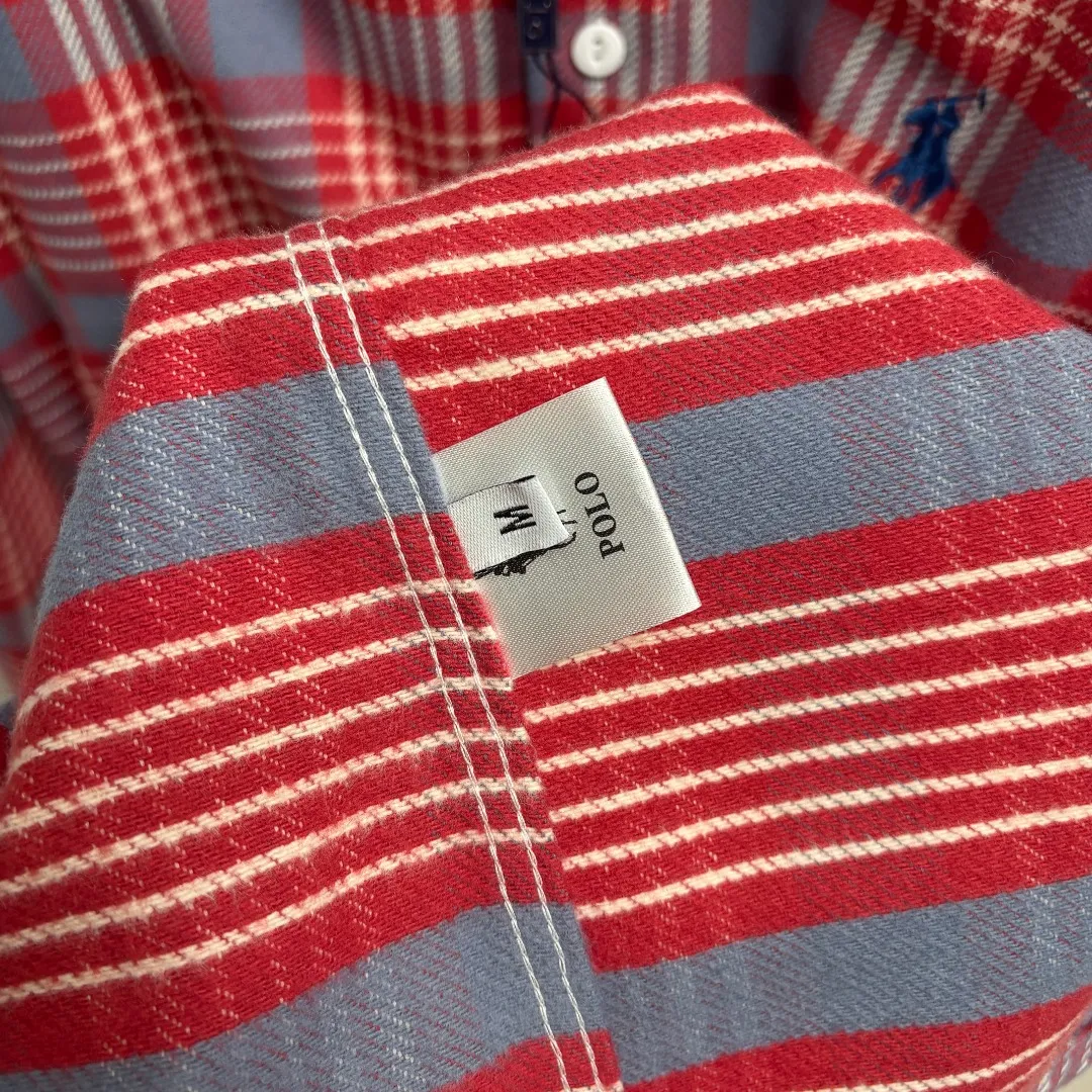 P280 Ralph Lauren/Ralph Lauren brushed pure cotton plaid shirt is made of 100% pure cotton material. The cotton fiber is naturally mild and non-irritating to the skin. It is suitable for people of all skin types. It is then treated with a sanding process. The fluff can effectively lock the air and form a heat insulation layer to enhance the thermal insulation performance of the fabric. It is endowed with reactive printing and dyeing through high-density weaving. The color is bright and the sanding process makes the surface of the fabric more wear-resistant and less prone to fading and pilling. Loose fit and three-dimensional upper body with smooth and natural lines. From the shoulder line to the waist line to the hem, the line transition is smooth without unnecessary folds or accumulation. The whole body is neat and stretched. The chest is embellished with the iconic pony embroidery. It is simple but highly recognizable. The color transition of the embroidery thread is natural. The stitches are even and consistent in size. The stitches can also be connected naturally. The lines are smooth and not stiff. Size: S M L XL